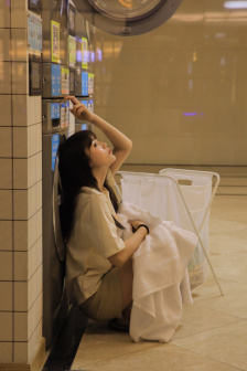 女生胸前两颗大大的包是什么